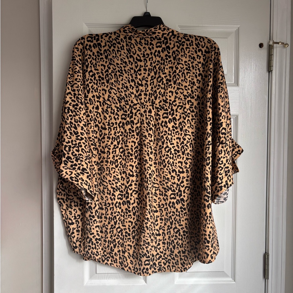 Chic Leopard Print Blouse - Picture 4 of 4